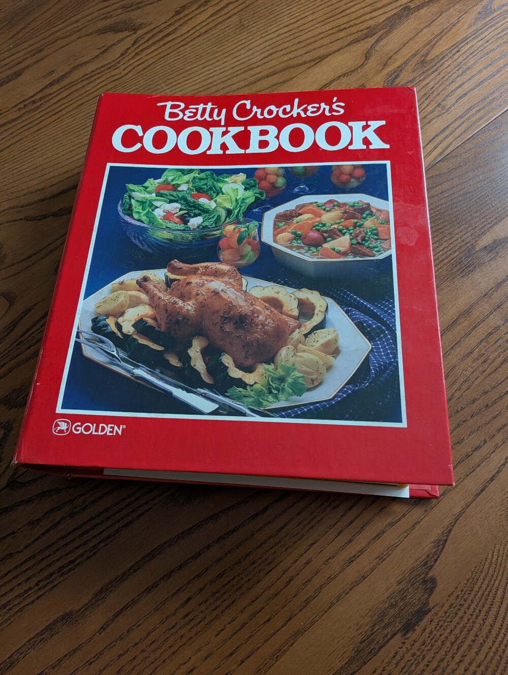 Betty Crocker's Cookbook, 5 rings binder, 432 pages